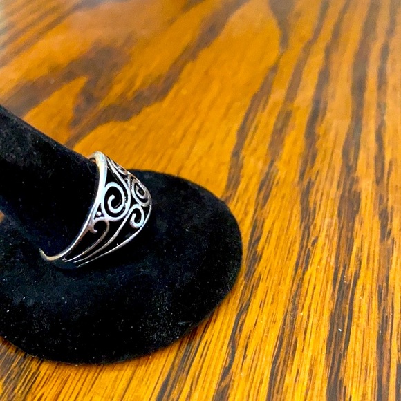 2 for $12. A silver design ring in size 8 - Picture 5 of 5